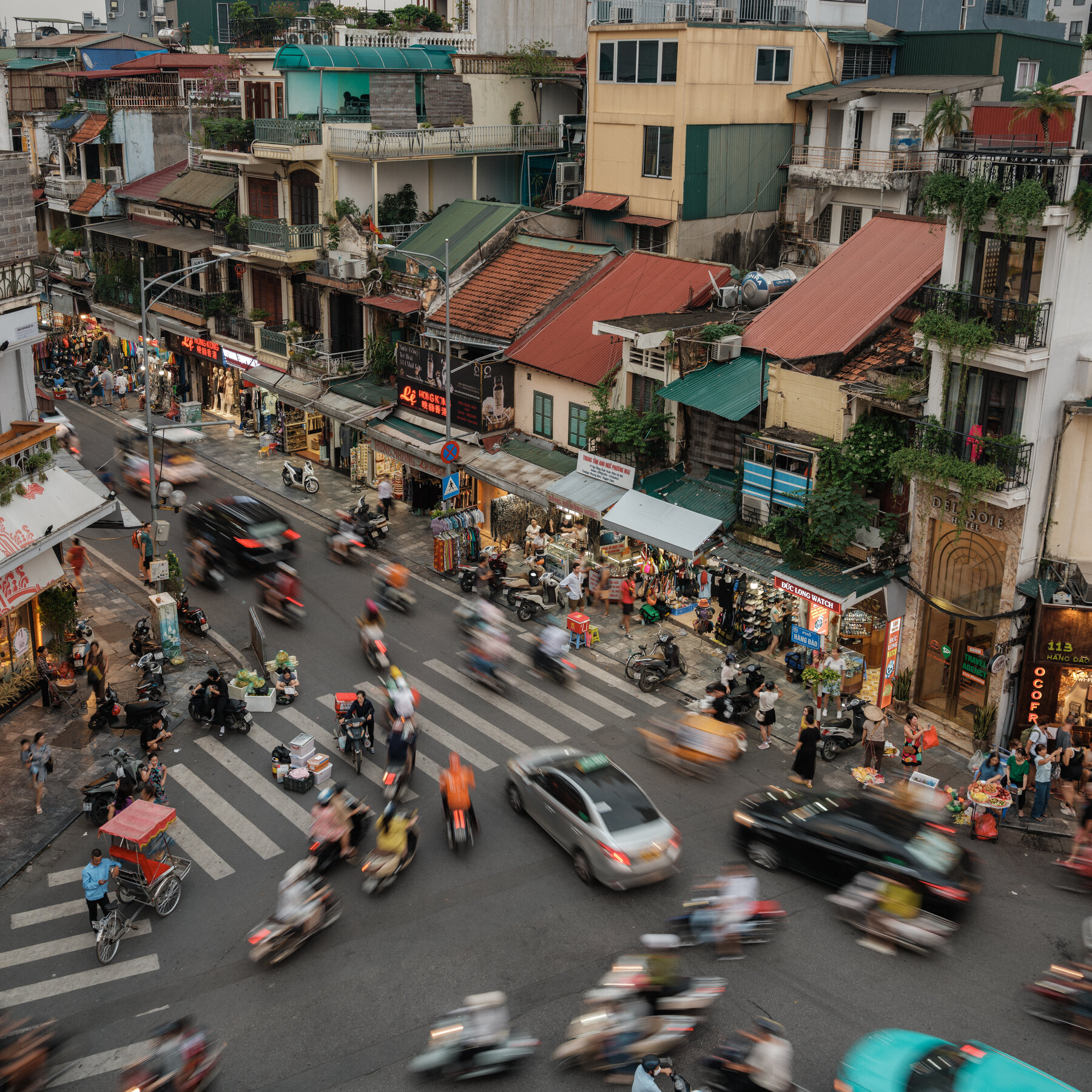 Hà Nội không phải kiểu thành phố “đập vào mắt” bằng những tòa tháp chọc trời hay đại lộ lấp lánh.