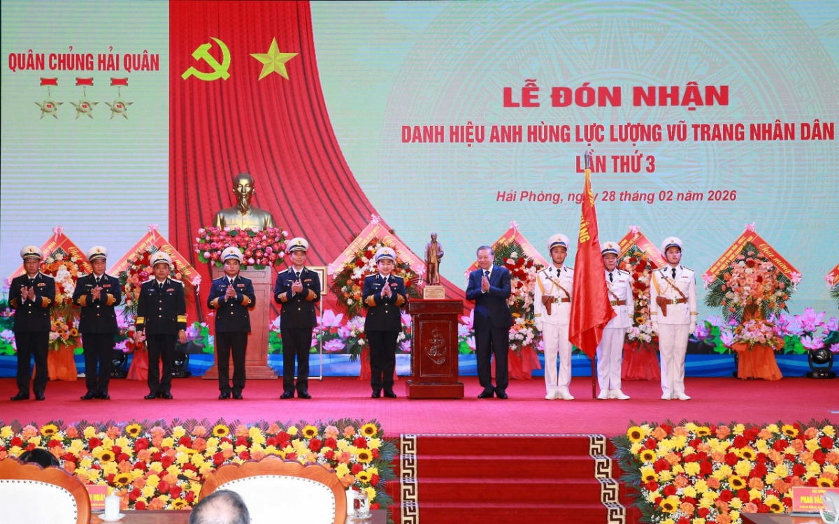 Tổng Bí thư Tô Lâm đã trao tặng danh hiệu Anh hùng Lực lượng vũ trang nhân dân (lần thứ 3) cho Quân chủng Hải quân