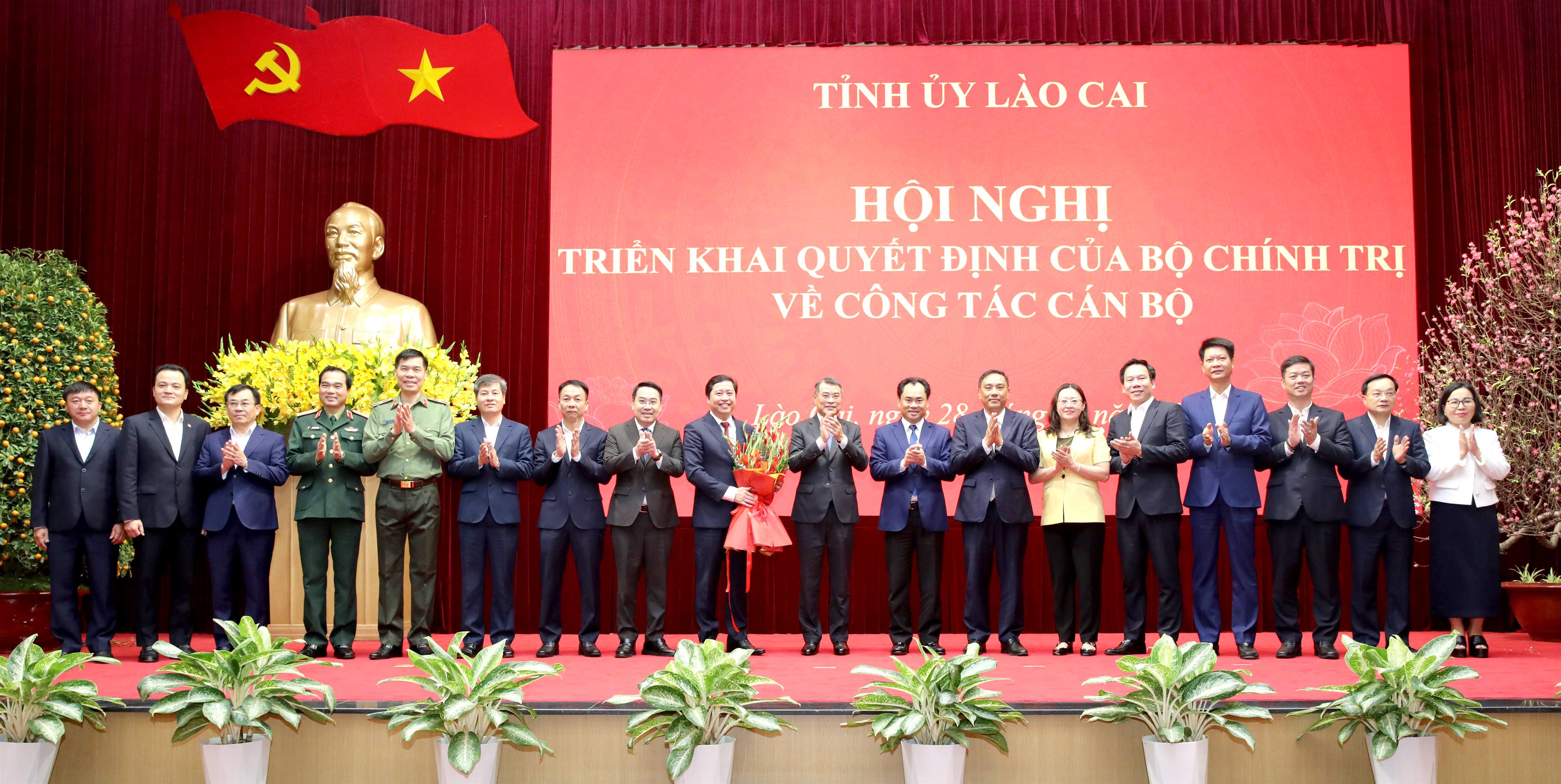 Ủy viên Bộ Chính trị, Bí thư Trung ương Đảng, Trưởng Ban Tổ chức Trung ương Lê Minh Hưng chụp ảnh lưu niệm cùng các đồng chí lãnh đạo tỉnh Lào Cai. Ảnh: Báo Lào Cai