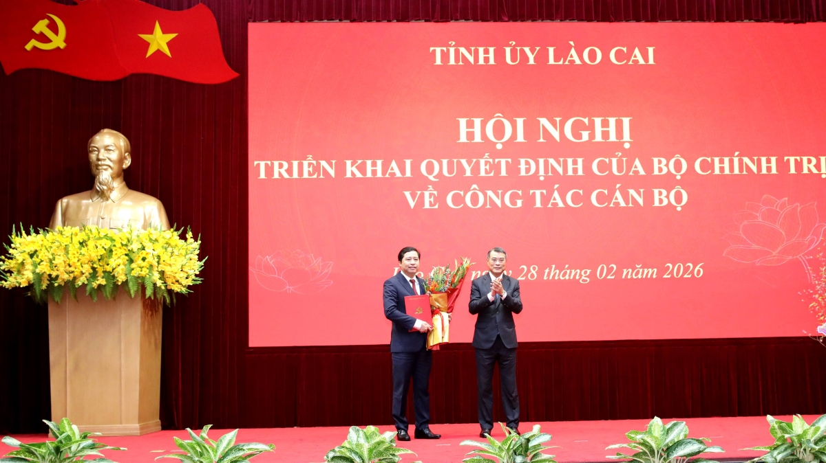 Ủy viên Bộ Chính trị, Bí thư Trung ương Đảng, Trưởng Ban Tổ chức Trung ương Lê Minh Hưng trao quyết định và tặng hoa chúc mừng tân Bí thư Tỉnh ủy Lào Cai Dương Quốc Huy. Ảnh: Báo Lào Cai