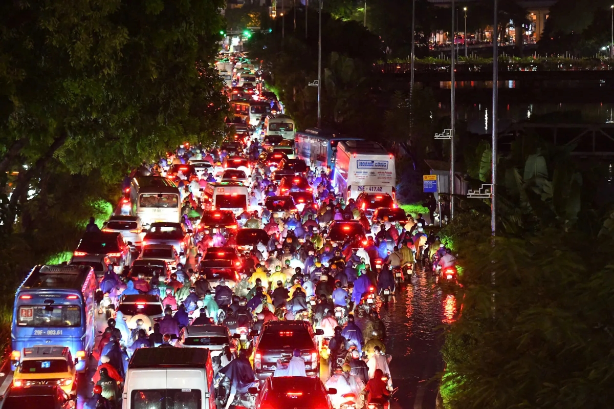 Hà Nội đang tắc đường, ô nhiễm không khí trầm trọng do lượng khí thải từ phương tiện cơ giới