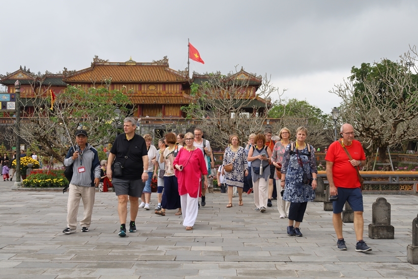 &nbsp;Đoàn khách quốc tế đến Đại Nội&nbsp;trải nghiệm không khí&nbsp;Tết&nbsp;Huế. Ảnh: Hữu Phúc