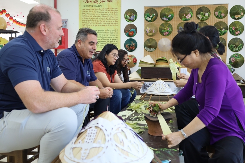 Du khách hào hứng trải nghiệm sản phẩm thủ công, nghề truyền thống. Ảnh: Hữu Phúc