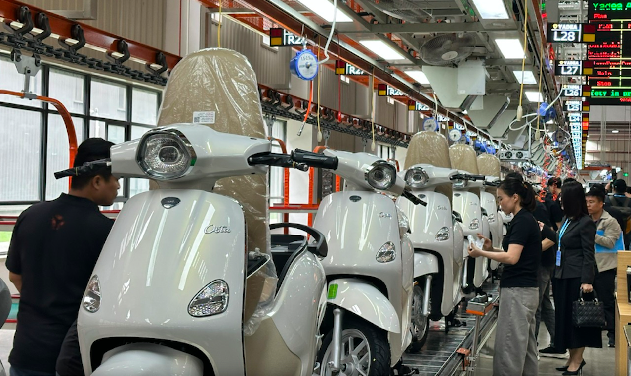 Những chiếc xe máy điện YADEA đầu tiên tại  Nhà máy sản xuất xe máy điện thông minh tại Khu công nghiệp Tân Hưng, tỉnh Bắc Ninh, chuẩn bị được đưa ra thị trường.
