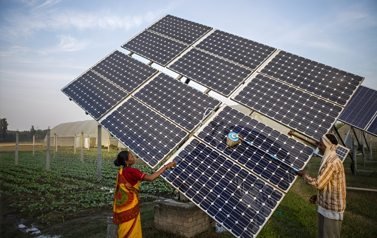 Công nhân Ấn Độ vệ sinh tấm pin tại trang trại năng lượng mặt trời, nhằm tối ưu hóa hiệu suất vận hành. Nguồn: Prashanth Vishwanathan/Flickr