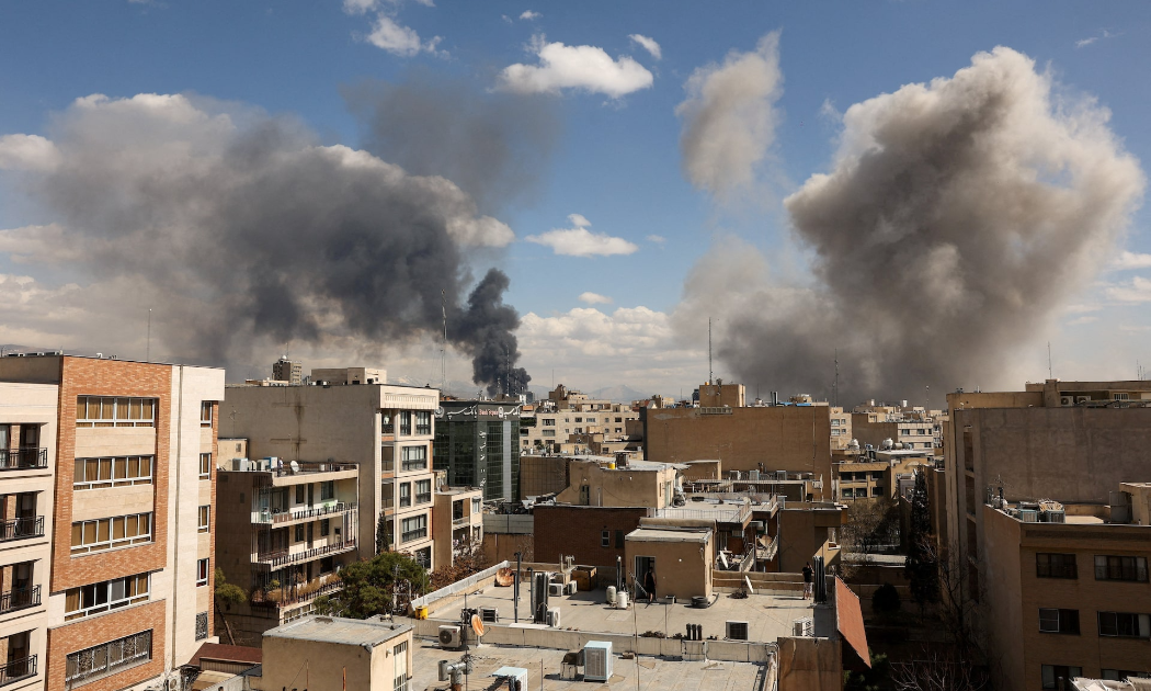 Khói bốc lên sau một vụ nổ tại Tehran, Iran ngày 1/3/2026, sau khi Israel và Mỹ mở các cuộc tấn công nhằm vào nước này - Ảnh: Reuters.