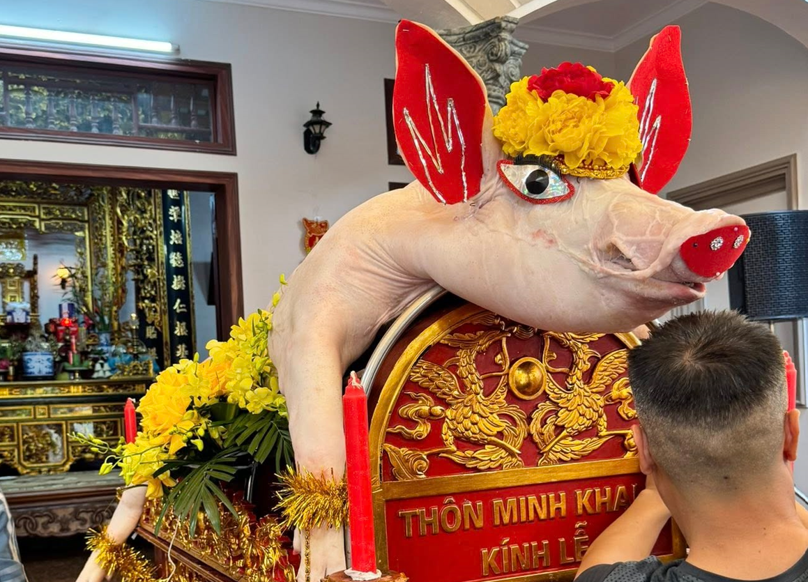 Từng ông lợn đều được trang trí công phu. Ảnh: Chu Khôi.