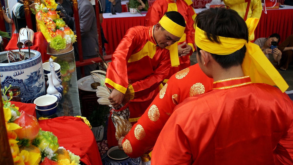 Nghi lễ hòa máu linh kê vào bình rượu rồi cùng mọi người tham dự uống cạn bát rượu để thể hiện sự đoàn kết, thống nhất cao.