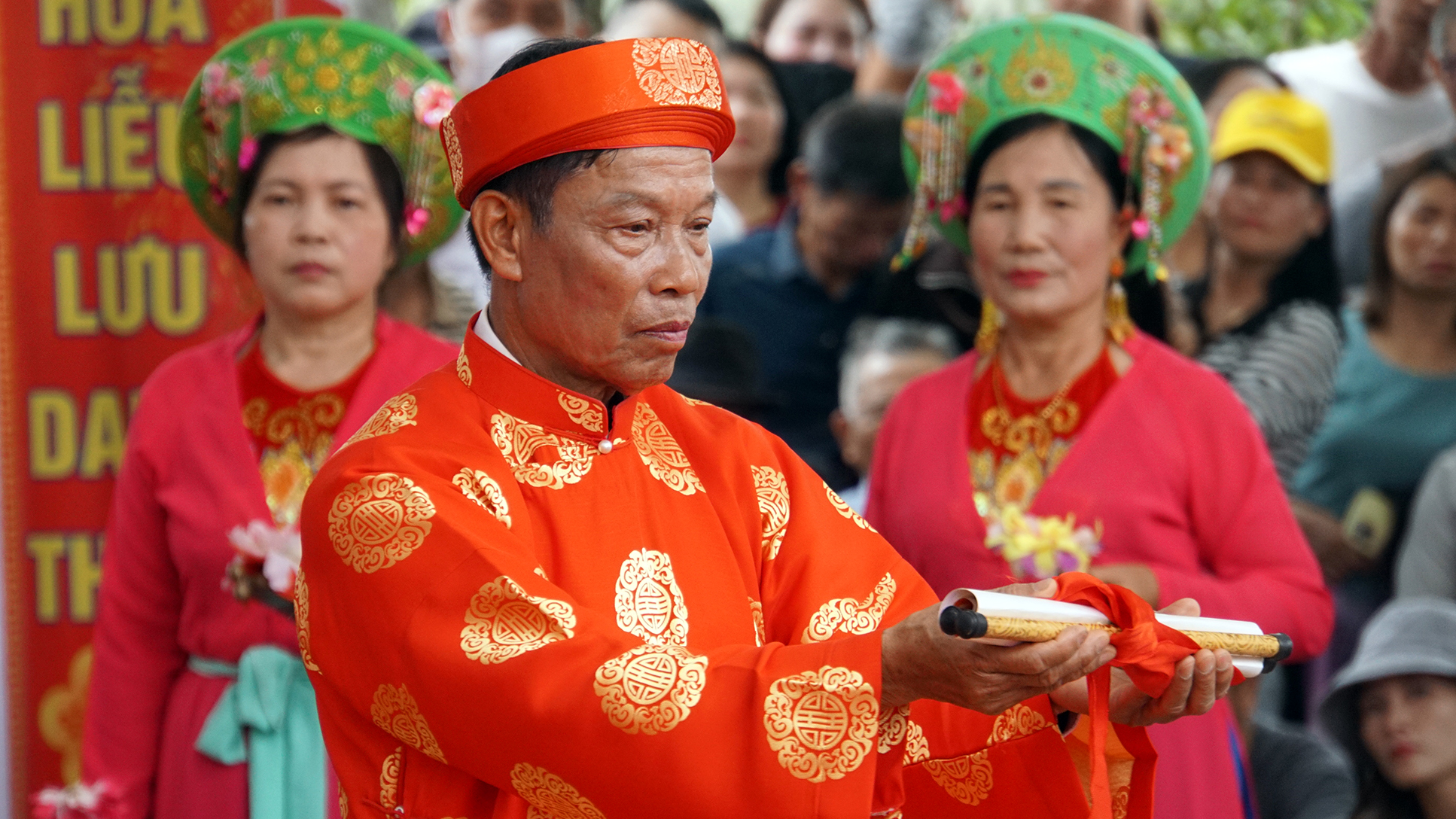 Chủ tế của lễ hội Minh Thề thực hiện nghi thức dâng Hịch văn.