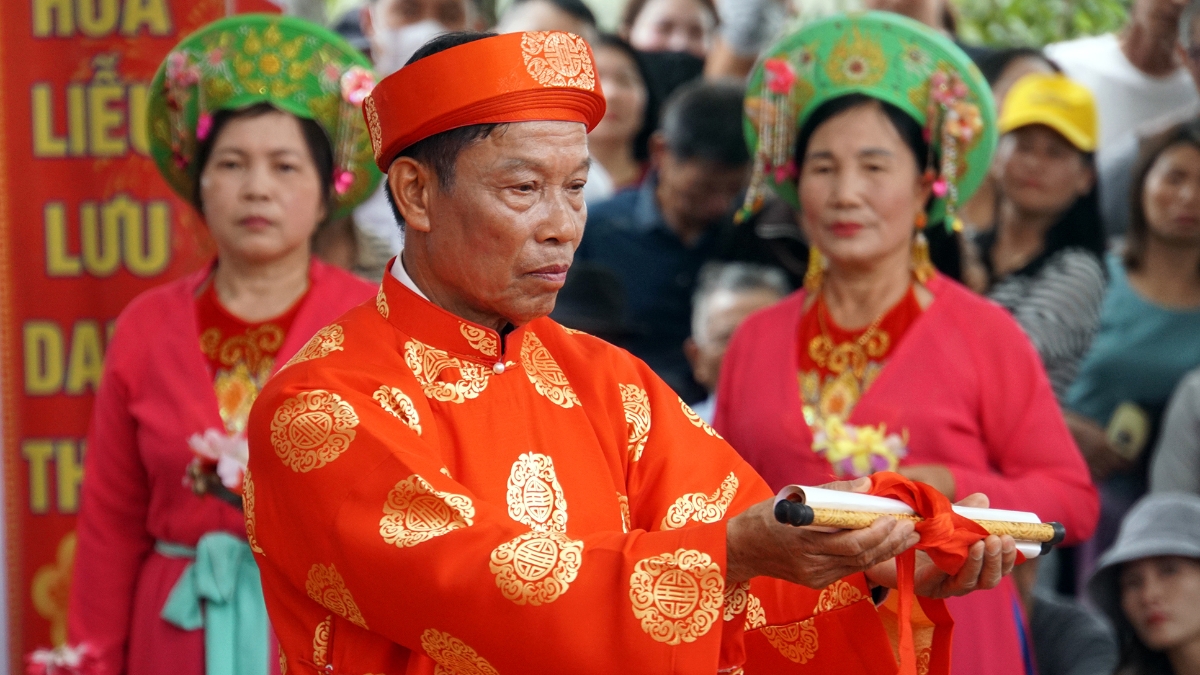 Chủ tế của lễ hội Minh Thề thực hiện nghi thức dâng Hịch văn.&nbsp;