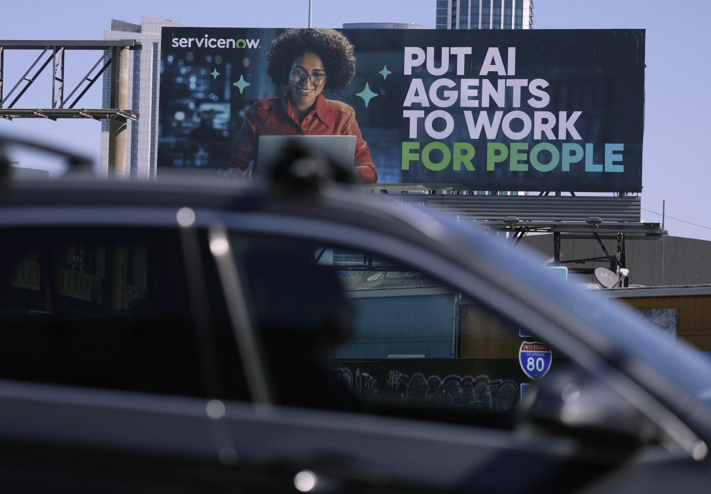 Ngày càng nhiều thông điệp tích cực hơn về vai trò của AI với người lao động nhằm giảm căng thẳng vốn có. Ảnh: Getty Images