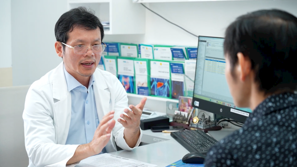 Bác sĩ Phan Văn Thái tư vấn cho bệnh nhân trong lần tái khám gần nhất.