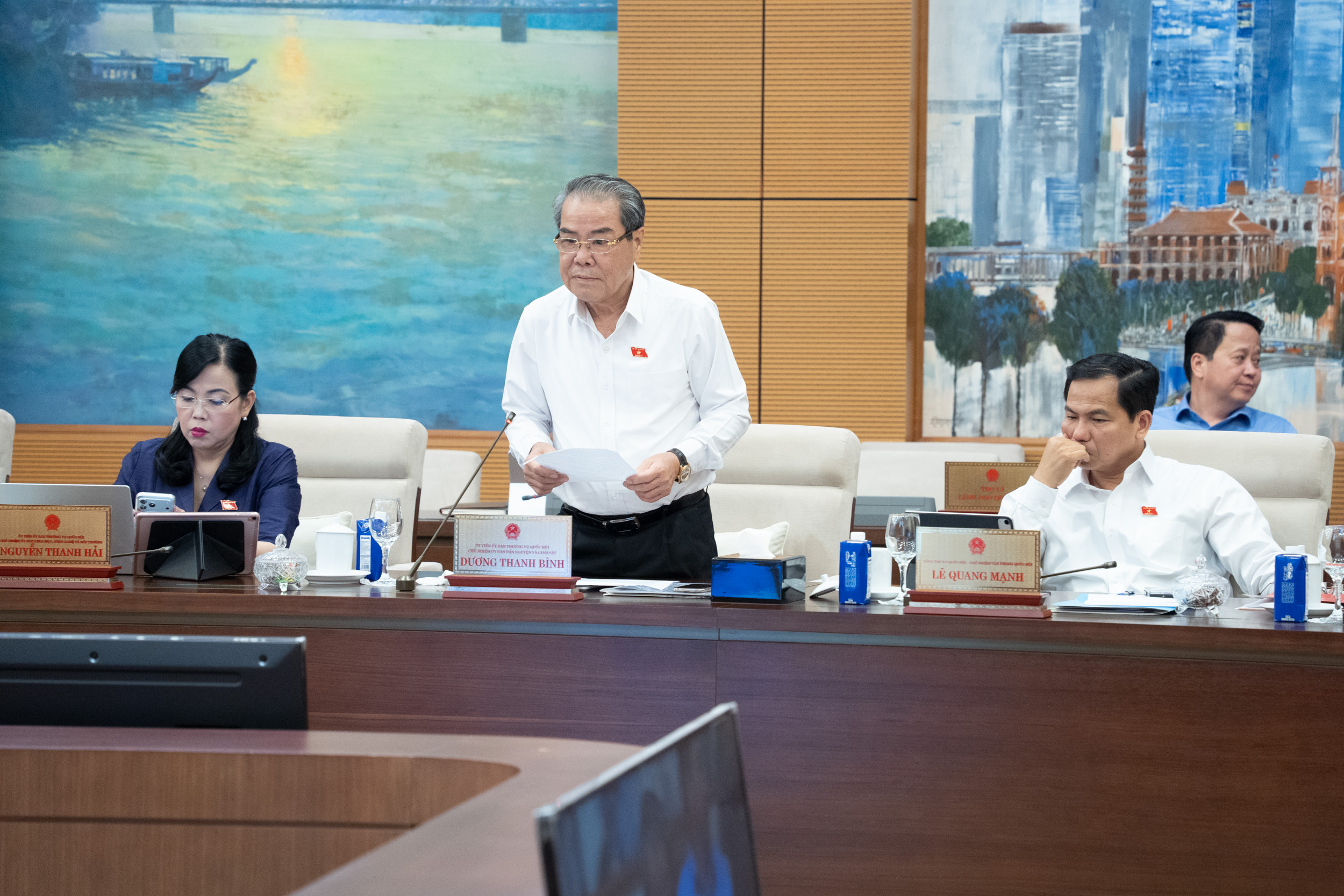 Chủ nhiệm Ủy ban Dân nguyện và Giám sát Dương Thanh Bình trình bày báo cáo tại phiên họp. Ảnh: Quốc hội.
