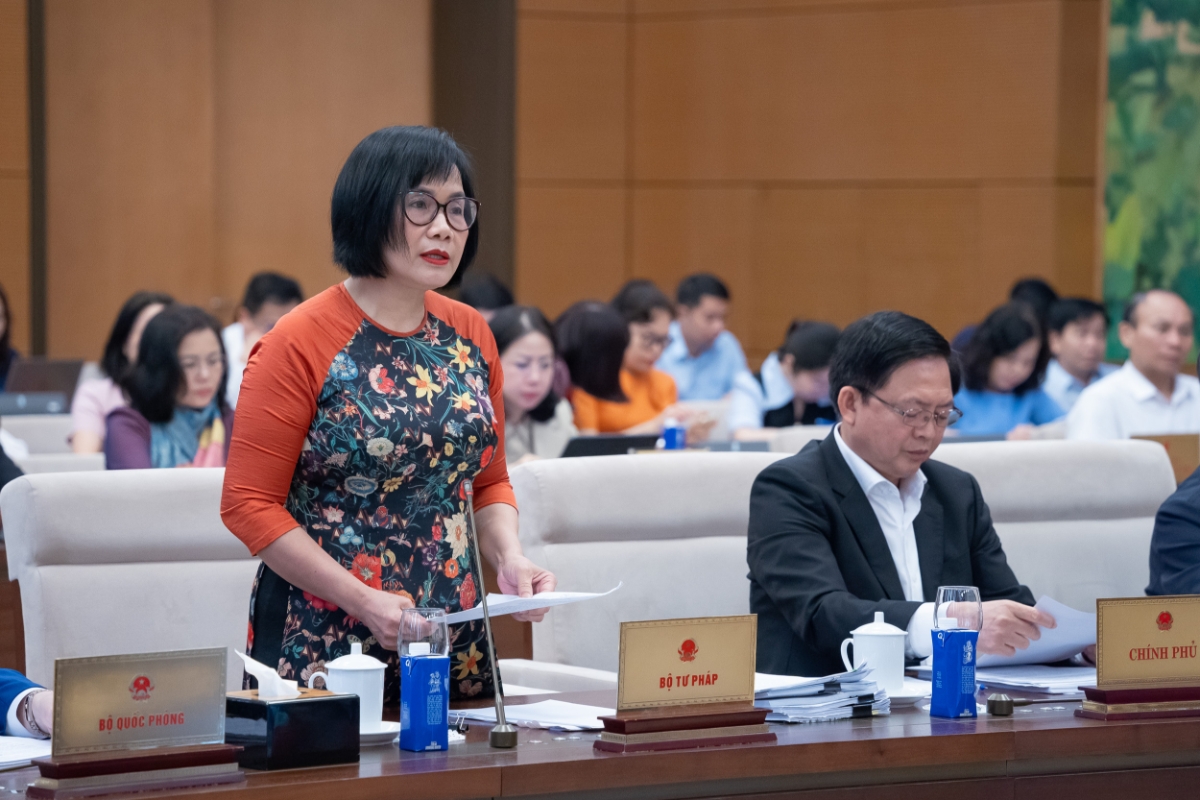 Thứ trưởng Bộ Tư pháp Đặng Hoàng Oanh&nbsp;trình bày nội dung cơ bản của dự án Luật Tiếp cận thông tin (sửa đổi).&nbsp;Ảnh: Quốc hội.