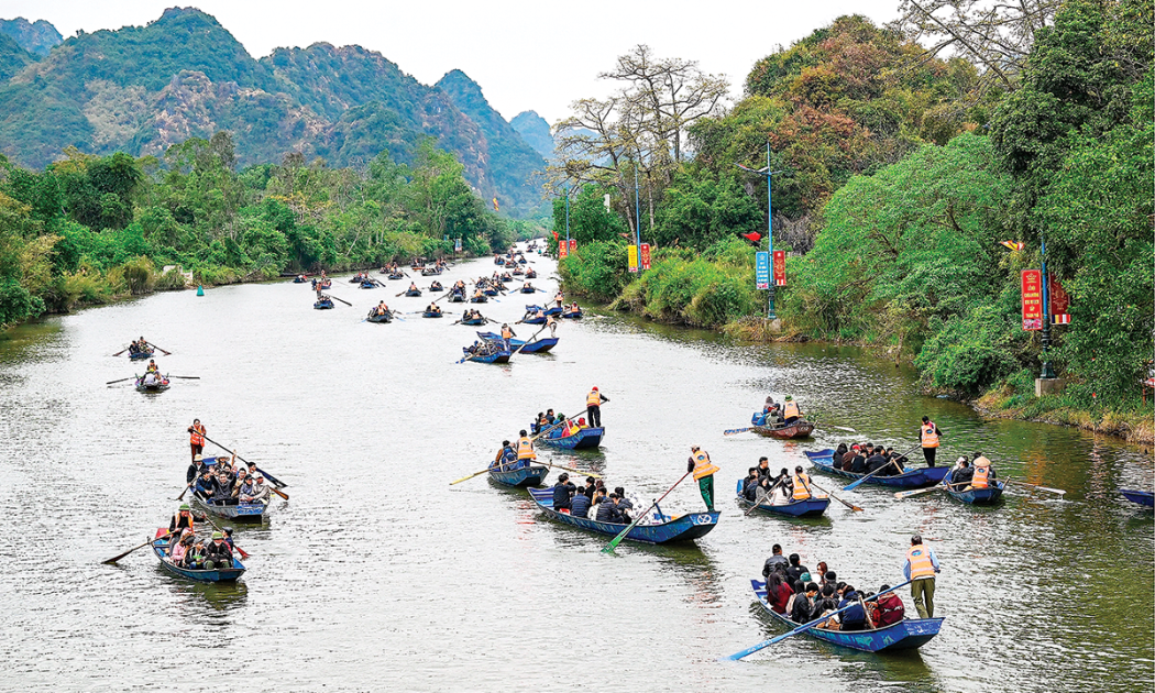 Thuyền đò chở khách du xuân trên Suối Yến - Chùa Hương