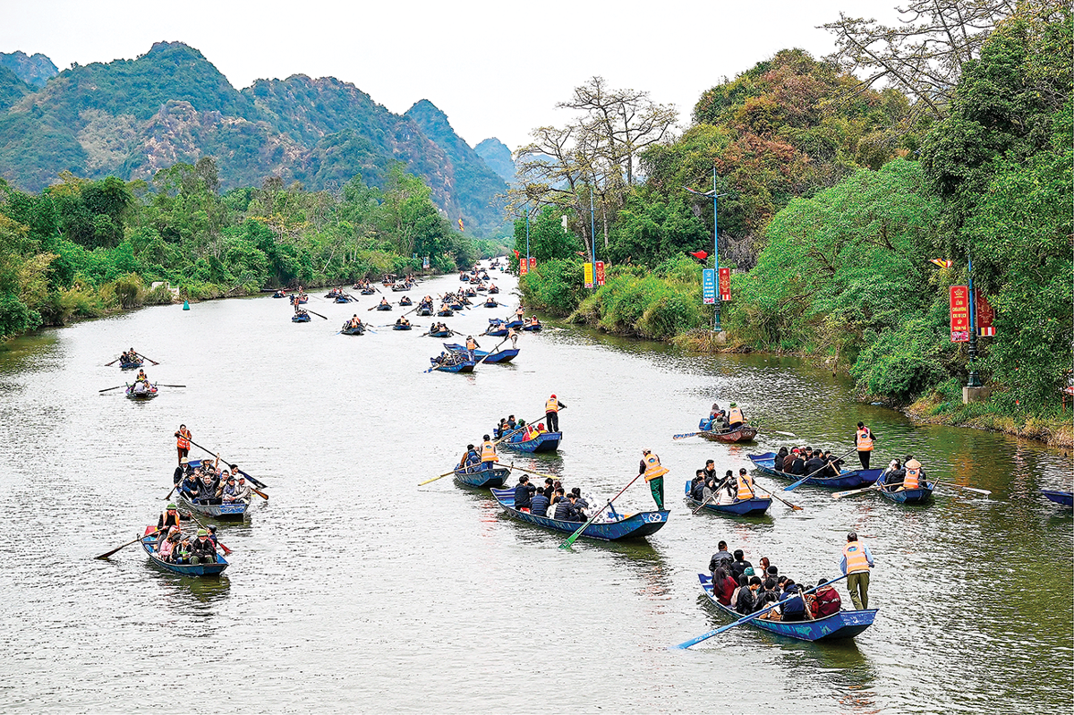Thuyền đò chở khách du xuân trên Suối Yến - Chùa Hương