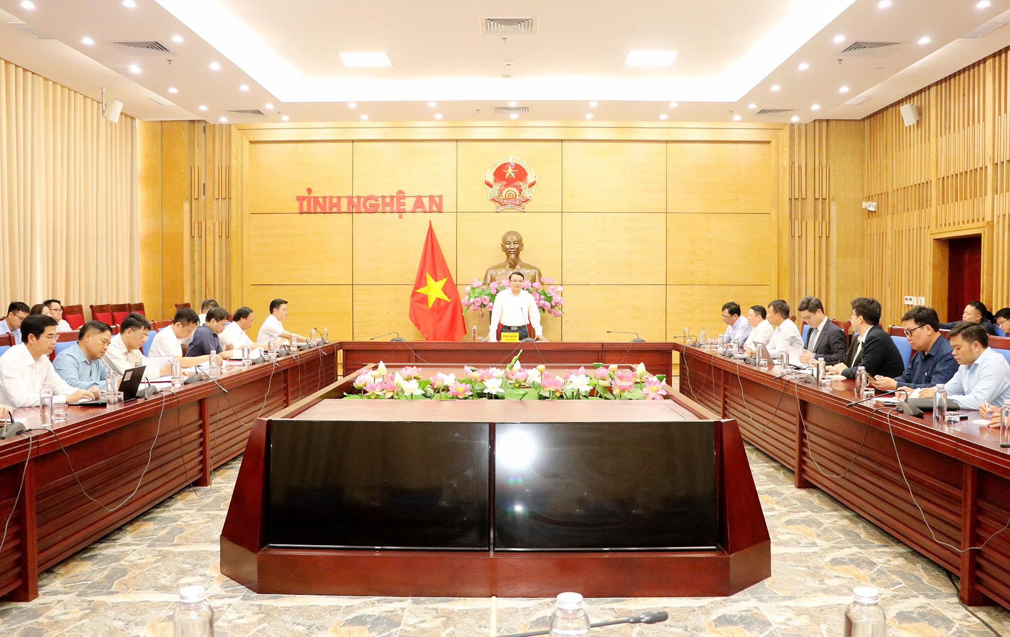 UBND tỉnh Nghệ An làm việc về tình hình triển khai dự án Nhà máy nhiệt điện LNG Quỳnh Lập. Ảnh: Phan Quỳnh