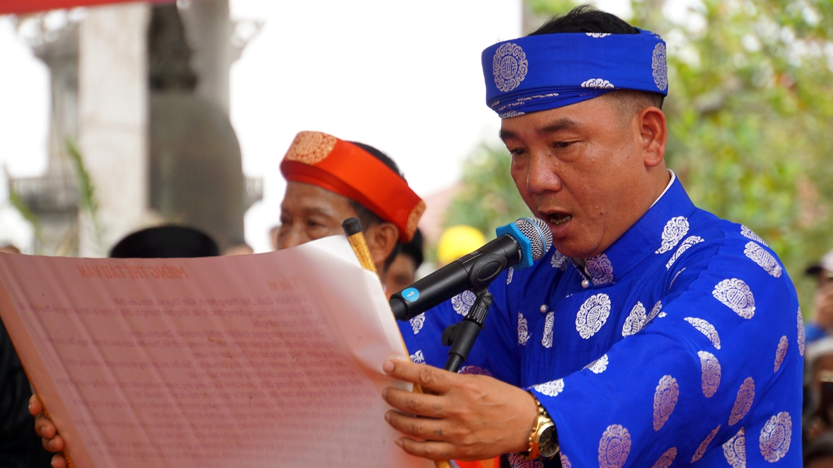 Đại diện tư văn đọc Hịch văn Minh Thề.