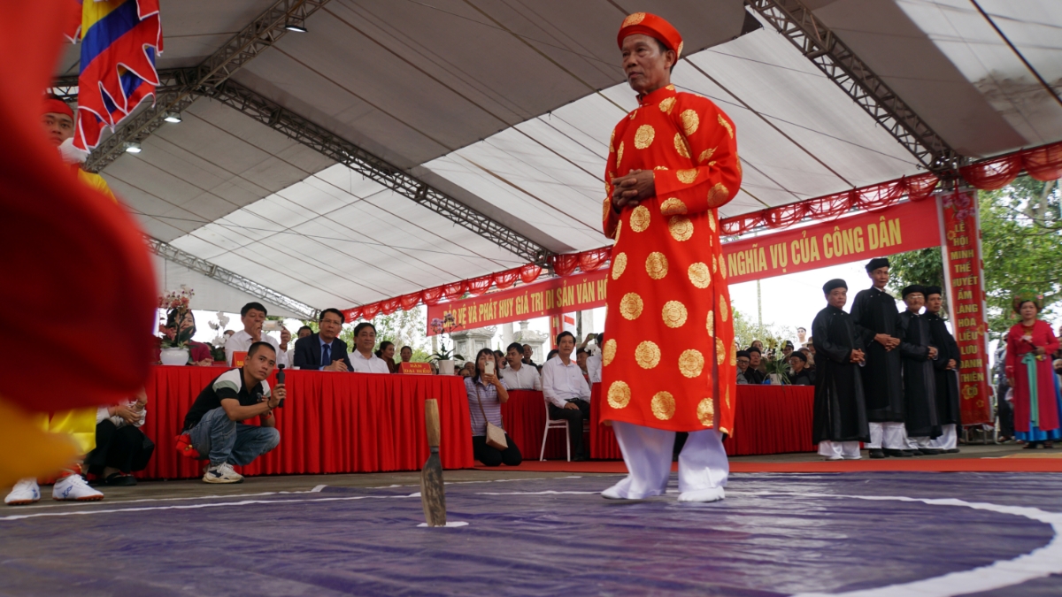 Chủ tế dùng dao vẽ vòng tròn lớn làm động tác 