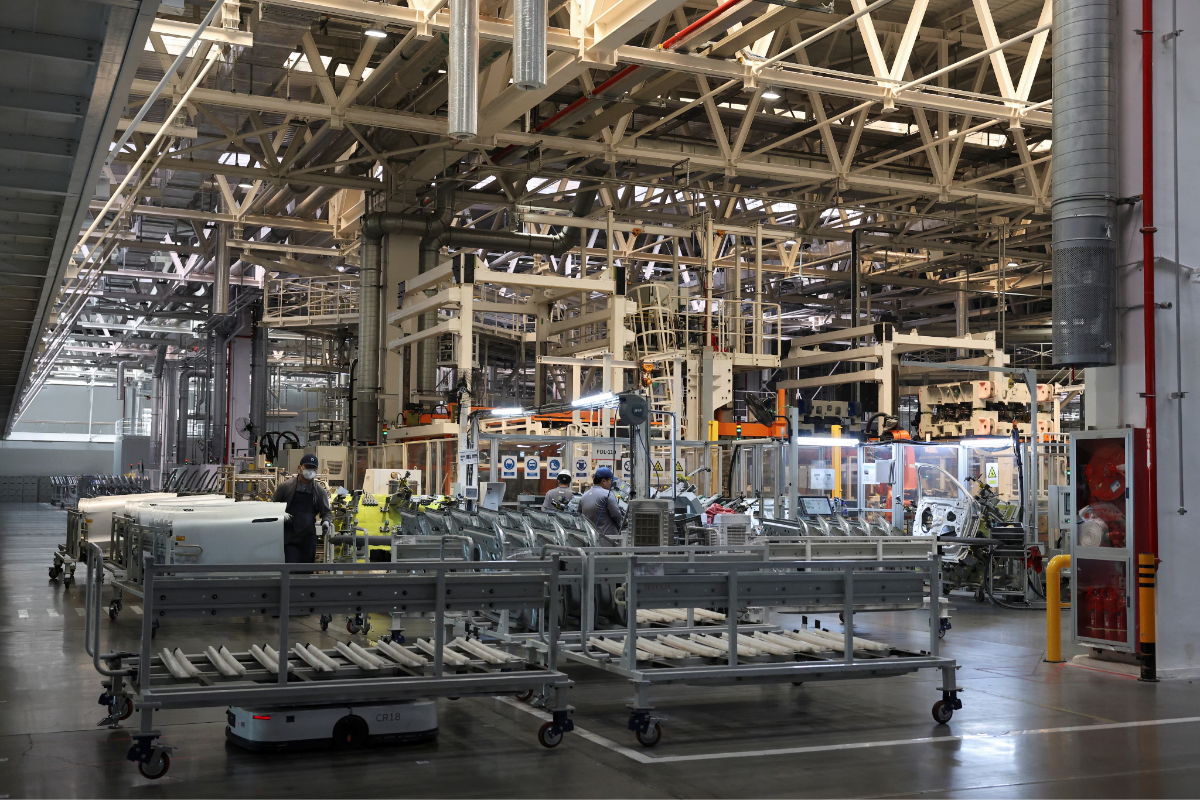 Theo nhiều nhà phân tích, vẫn còn nhiều rủi ro chưa được tính đến khi ứng dụng AI ngày càng nhiều hơn. Ảnh: REUTERS/Florence Lo