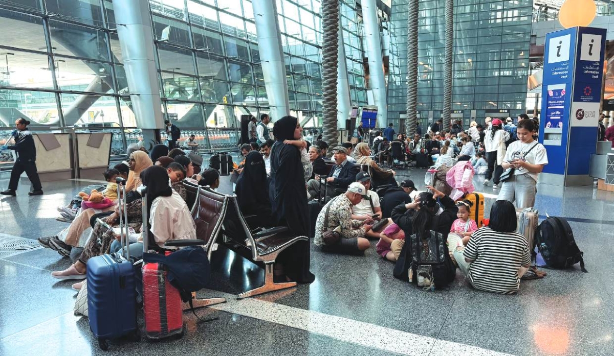 Việc đóng cửa các sân bay đã khiến hàng chục nghìn du khách trên toàn thế giới bị mắc kẹt. Ảnh: The Pioneer