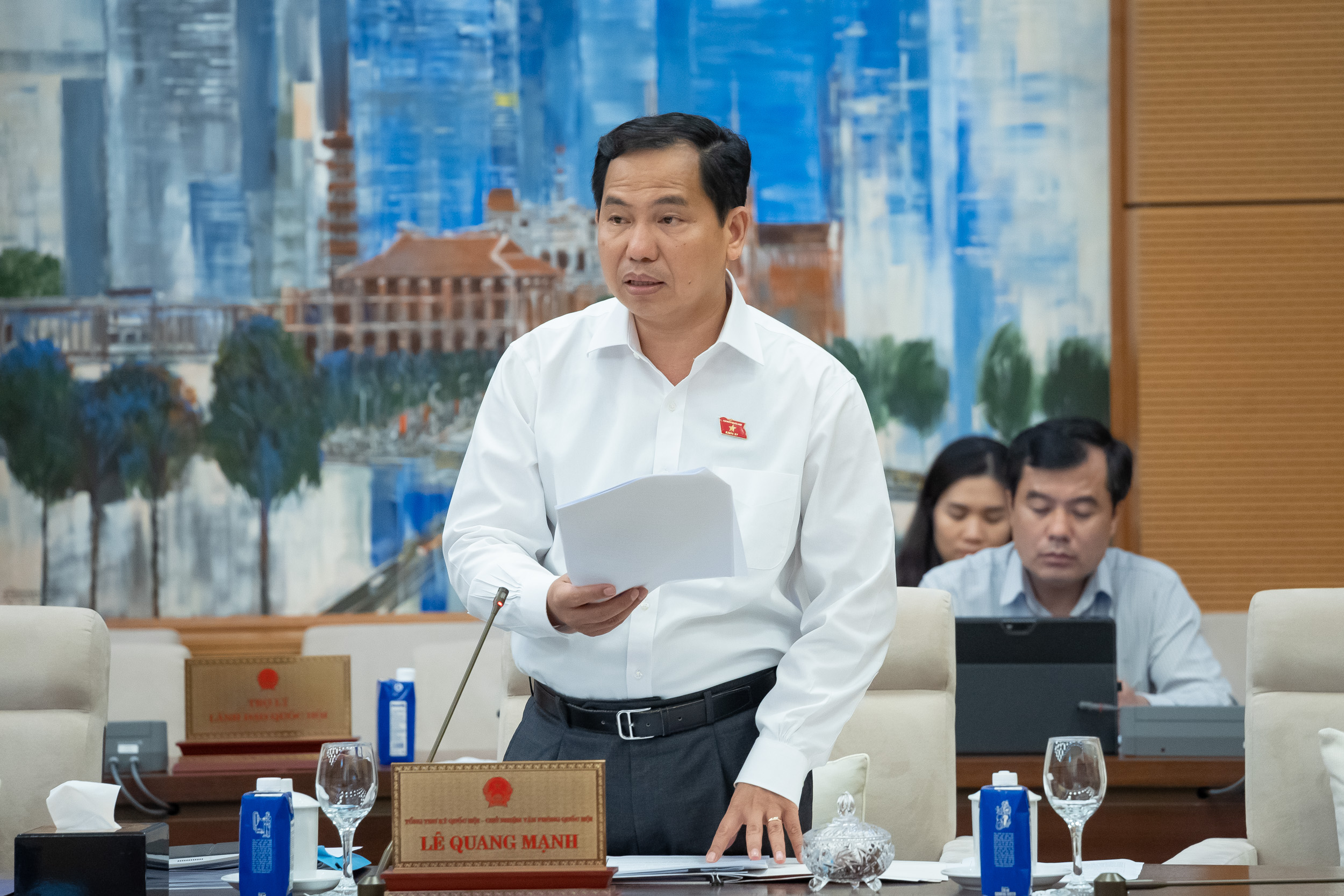 Tổng Thư ký Quốc hội, Chủ nhiệm Văn phòng Quốc hội Lê Quang Mạnh trình bày báo cáo. Ảnh: Quốc hội.