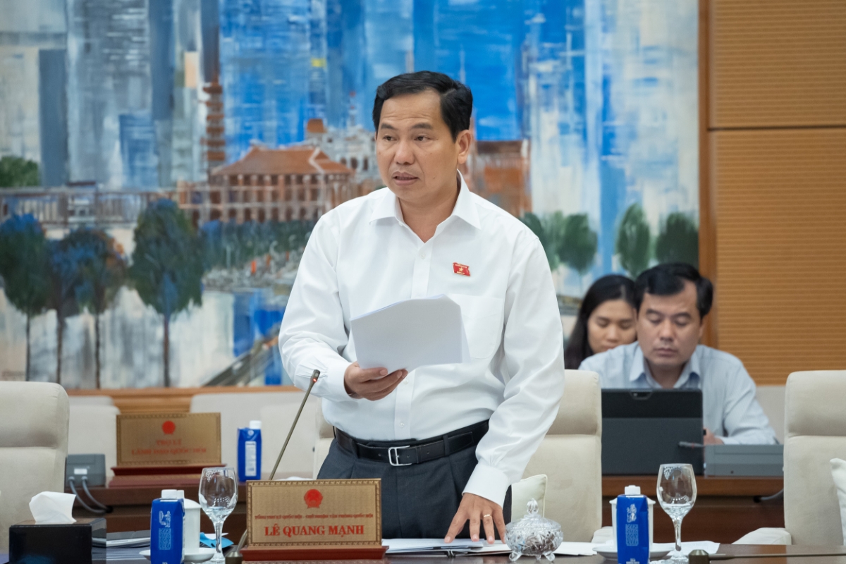 Tổng Thư ký Quốc hội, Chủ nhiệm Văn phòng Quốc hội Lê Quang Mạnh trình bày báo cáo. Ảnh: Quốc hội.