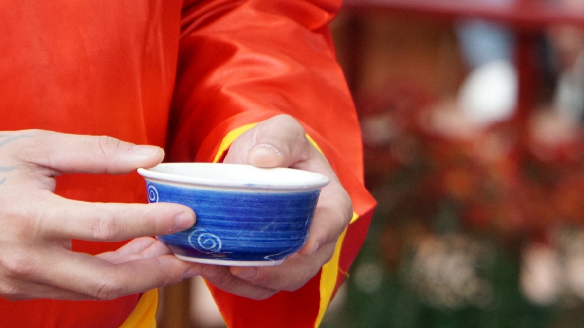 Các bô lão tham dự lễ hội cũng uống chén rượu linh kê thể hiện sự đồng tình sau khi chứng kiến chức sắc thề lấy việc công làm trọng.&nbsp;