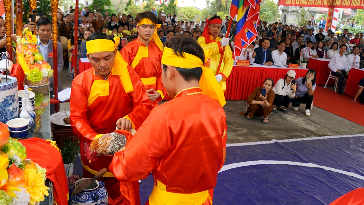 Theo quan niệm của người dân địa phương, gà là linh vật có thể liên thông giữa trời và đất, ánh sáng và màn đêm bằng tiếng gáy. Do đó, gà trống hành lễ phải có đặc điểm: lông vàng, chân vàng, mỏ đỏ, mào cờ.