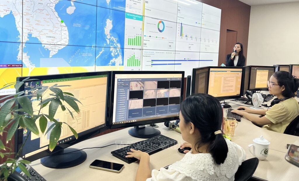 Trung tâm Giám sát và Điều hành đô thị thông minh (HueIOC) triển khai một chuỗi giải pháp ứng dụng AI vào công tác giám sát và xử lý hành vi vi phạm liên quan đến rác thải. Ảnh: Võ Dũng