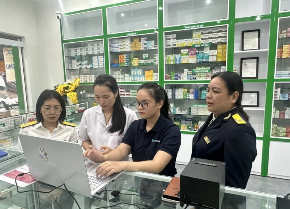 Cán bộ, công chức thuế cơ sở 1 - Thuế tỉnh Thanh Hóa tuyên truyền, hỗ trợ người nộp thuế các chính sách thuế mới. Ảnh: Khánh Phương