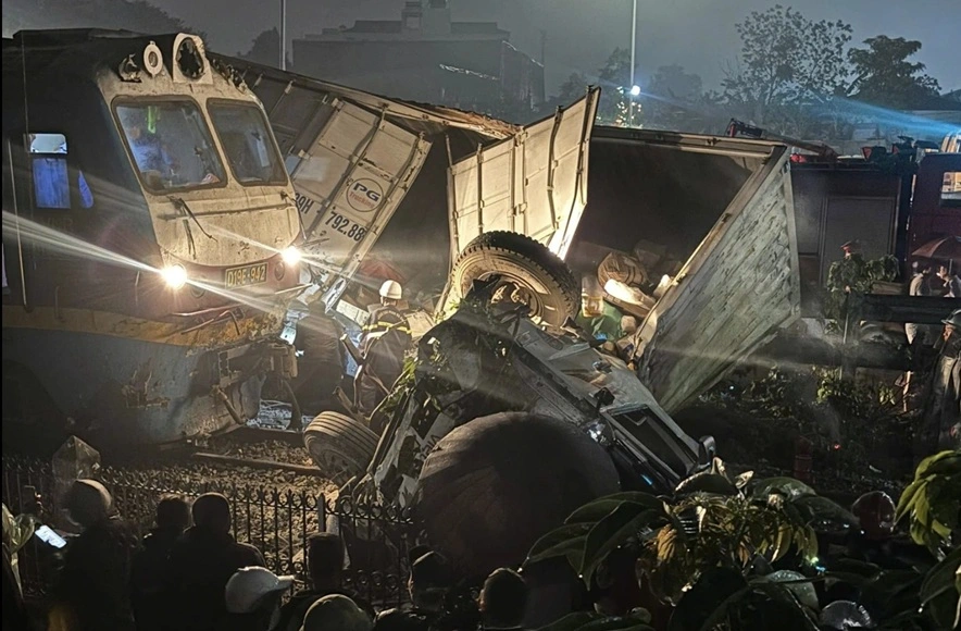 Hiện trường vụ tai nạn tối 25/2 giữa xe tải và tàu hoả tại xã Ngọc Hồi, Hà Nội.