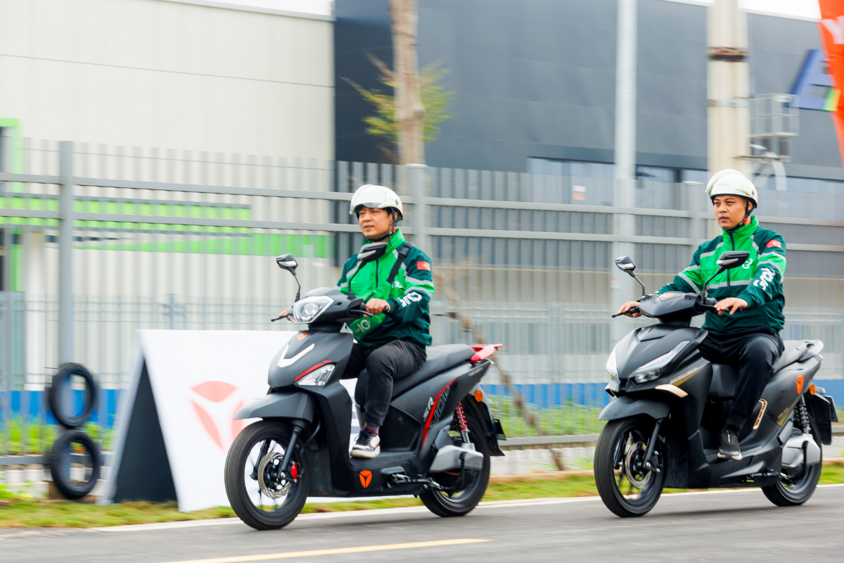 Các đối tác tài xế Grab trải nghiệm xe máy điện Yadea. Ảnh: Grab Việt Nam.