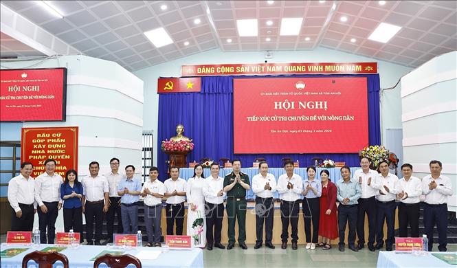 Chủ tịch Quốc hội Trần Thanh Mẫn với đại biểu. Ảnh: TTXVN.