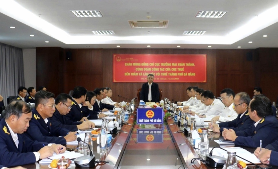 Một buổi làm việc của lãnh đạo Cục thuế với cán bộ Thuế Đà Nẵng.  Ảnh: Thuế Đà Nẵng cung cấp.