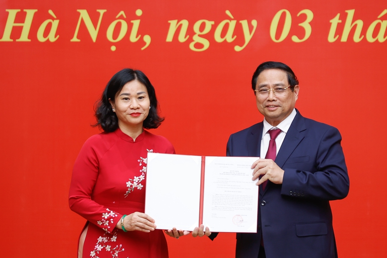 Thủ tướng trao Quyết định điều động, phân công của Bộ Chính trị cho bà Nguyễn Thị Tuyến. Ảnh: Báo Chính phủ.