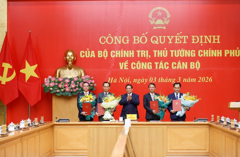 Thủ tướng tặng hoa các đồng chí mới được bổ nhiệm. Ảnh: Báo Chính phủ.