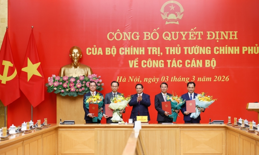 Thủ tướng tặng hoa các đồng chí mới được bổ nhiệm. Ảnh: Báo Chính phủ.