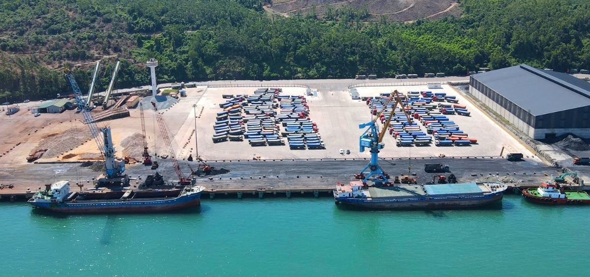 Hoạt động bốc dỡ hàng hóa tại cảng Vũng Áng những tháng đầu năm 2026 tăng nhịp so với cùng kỳ. Ảnh: Văn Đức.