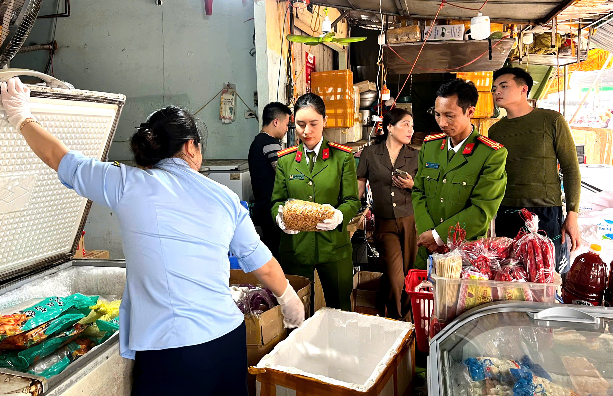 Cơ quan chức năng kiểm tra kios kinh doanh thực phẩm tại chợ đầu mối nông sản thực phẩm phường Hạc Thành.