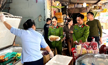 Thu giữ 4 tấn thực phẩm không rõ nguồn gốc tại Thanh Hóa