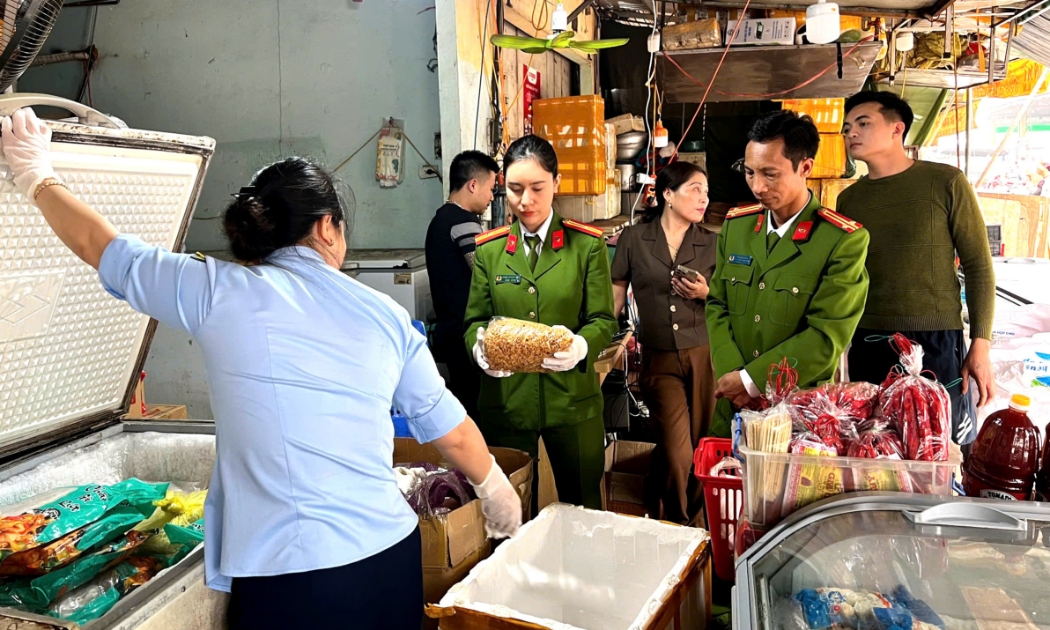 Thu giữ 4 tấn thực phẩm không rõ nguồn gốc tại Thanh Hóa