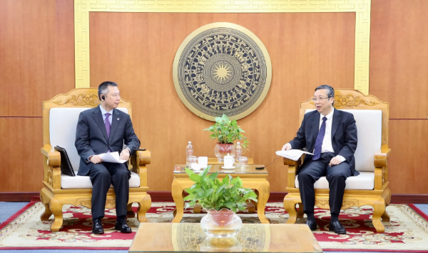 Thứ trưởng Hoàng Trung làm việc với ông Nianshan Zhang, Tổng Vụ trưởng Vụ Đông Nam Á, Ngân hàng ADB. Ảnh: Phương Linh

