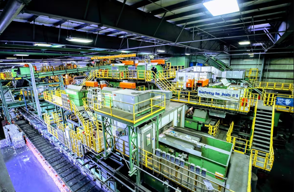 Nhà&nbsp;máy tái chế tại quận Brooklyn, thành phố New York (Mỹ), nơi công nghệ AI hiện đại nâng cao hiệu quả phân loại rác thải. Nguồn ảnh: CaptJayRuffins