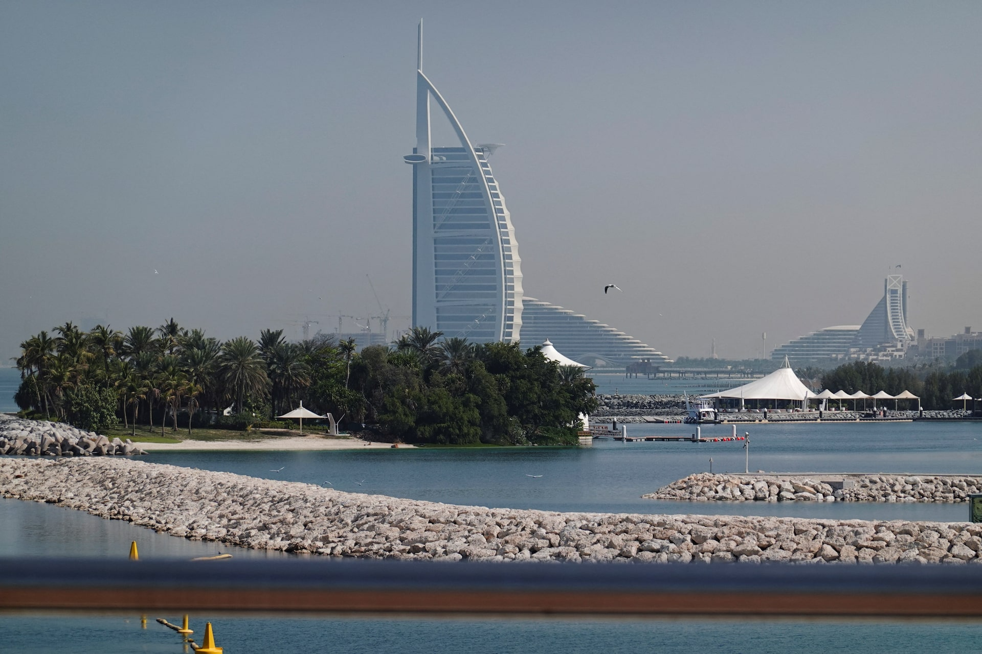 Các đòn trả đũa của Iran trên khắp vùng Vịnh nhằm vào nhiều hạ tầng quan trọng của Dubai, từ sân bay, khách sạn đến cảng biển - Ảnh: Reuters