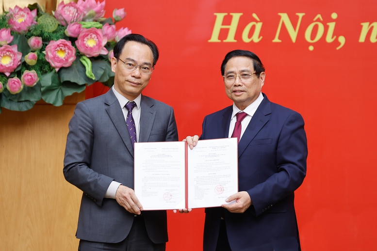 Thủ tướng trao quyết định điều động, bổ nhiệm cho ông Hoàng Minh Sơn. Ảnh: Báo Chính phủ.
