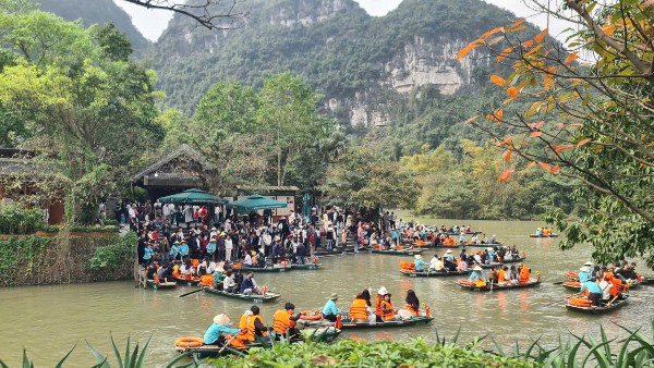 Khu du lịch sinh thái Tràng An đón du khách du xuân.