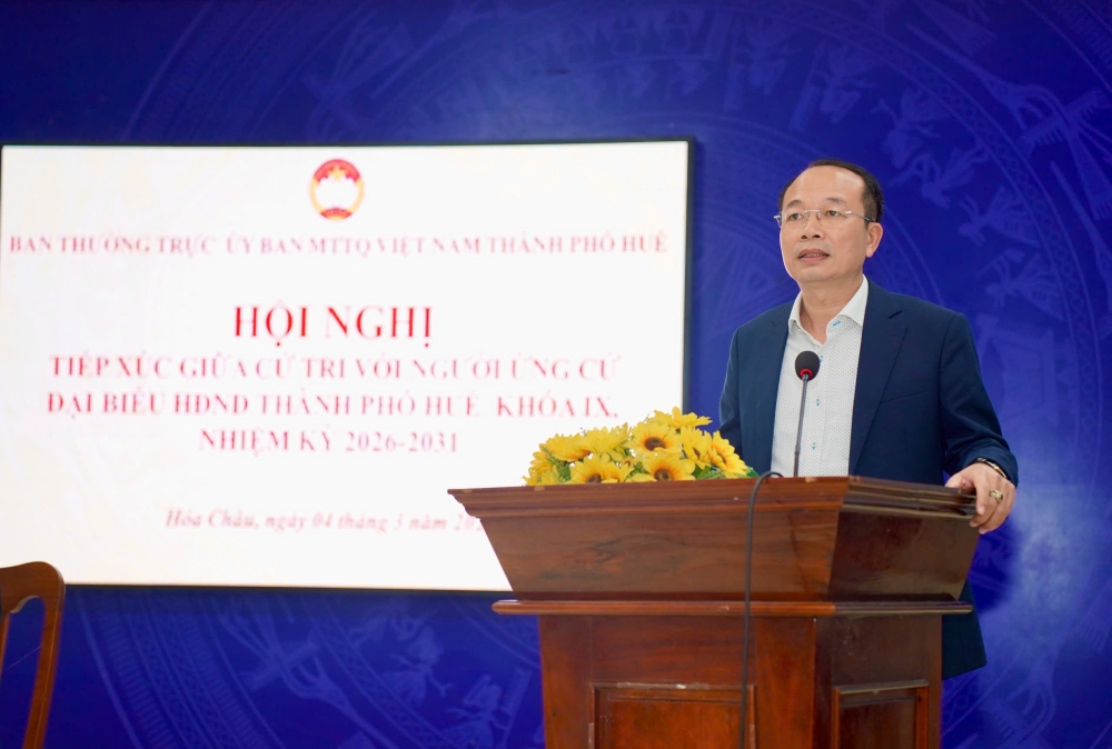 Phó Chủ tịch UBND thành phố Huế Phan Quý Phương phát biểu tại buổi tiếp xúc cử tri