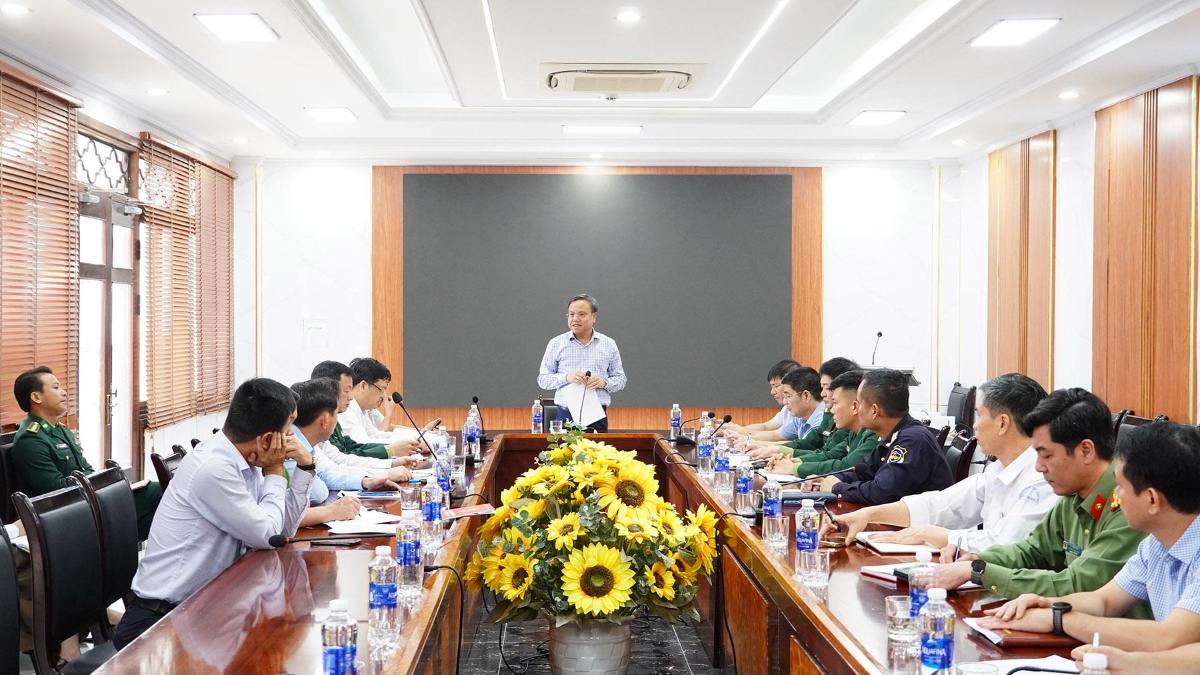 Phó Chủ tịch UBND tỉnh Quảng Trị Lê Đức Tiến làm việc với các sở, ngành và lực lượng chức năng tại Khu kinh tế cửa khẩu Cha Lo