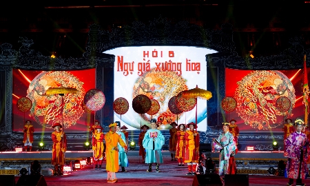 Chương trình nghệ thuật “Thi dĩ ngôn chí” diễn ra tại Quảng trường Ngọ Môn – Đại Nội Huế.